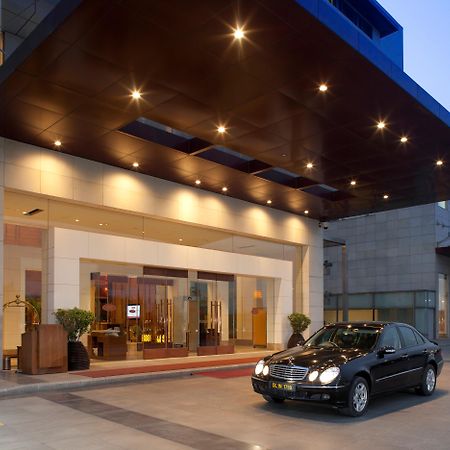 Hotel Crowne Plaza New Delhi Okhla By Ihg Exterior foto The entrance of the hotel