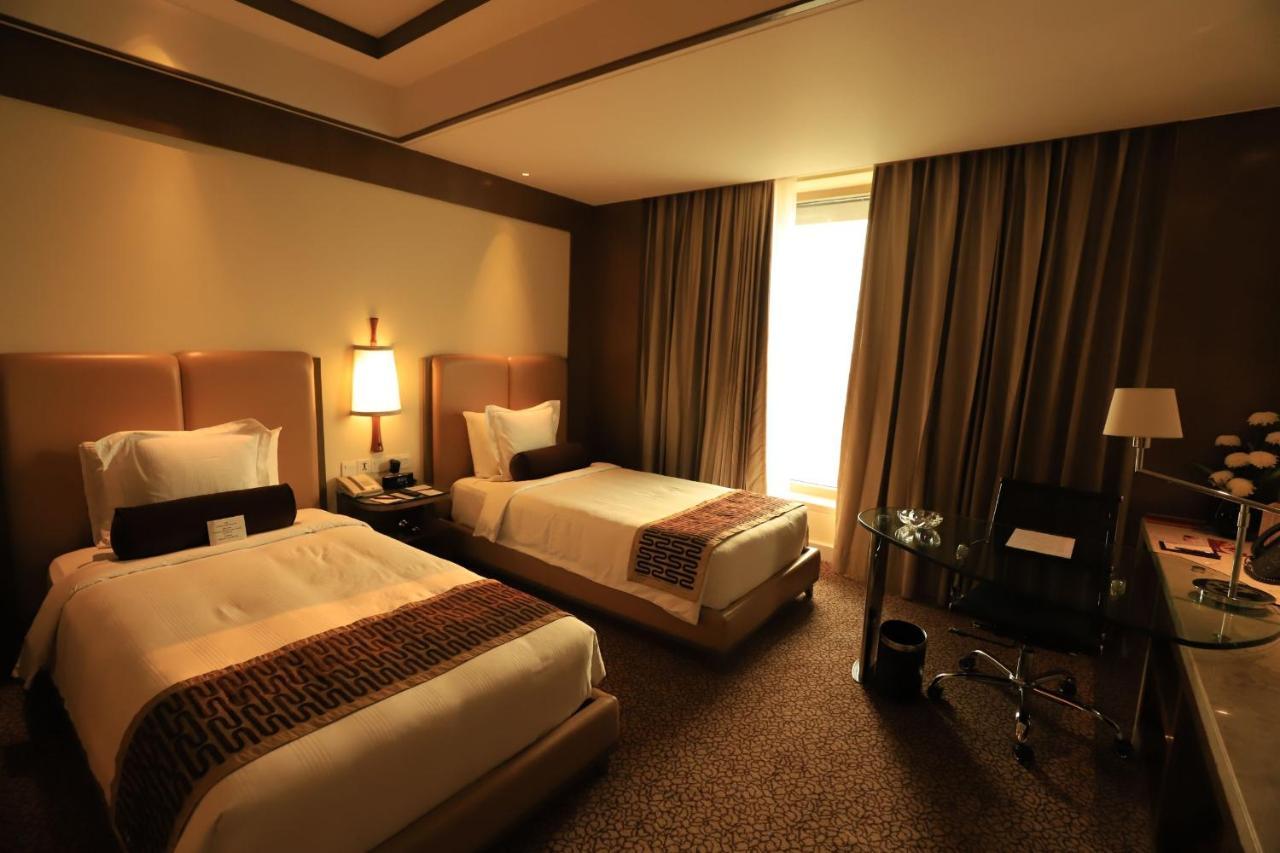 Hotel Crowne Plaza New Delhi Okhla By Ihg Exterior foto A room at the hotel