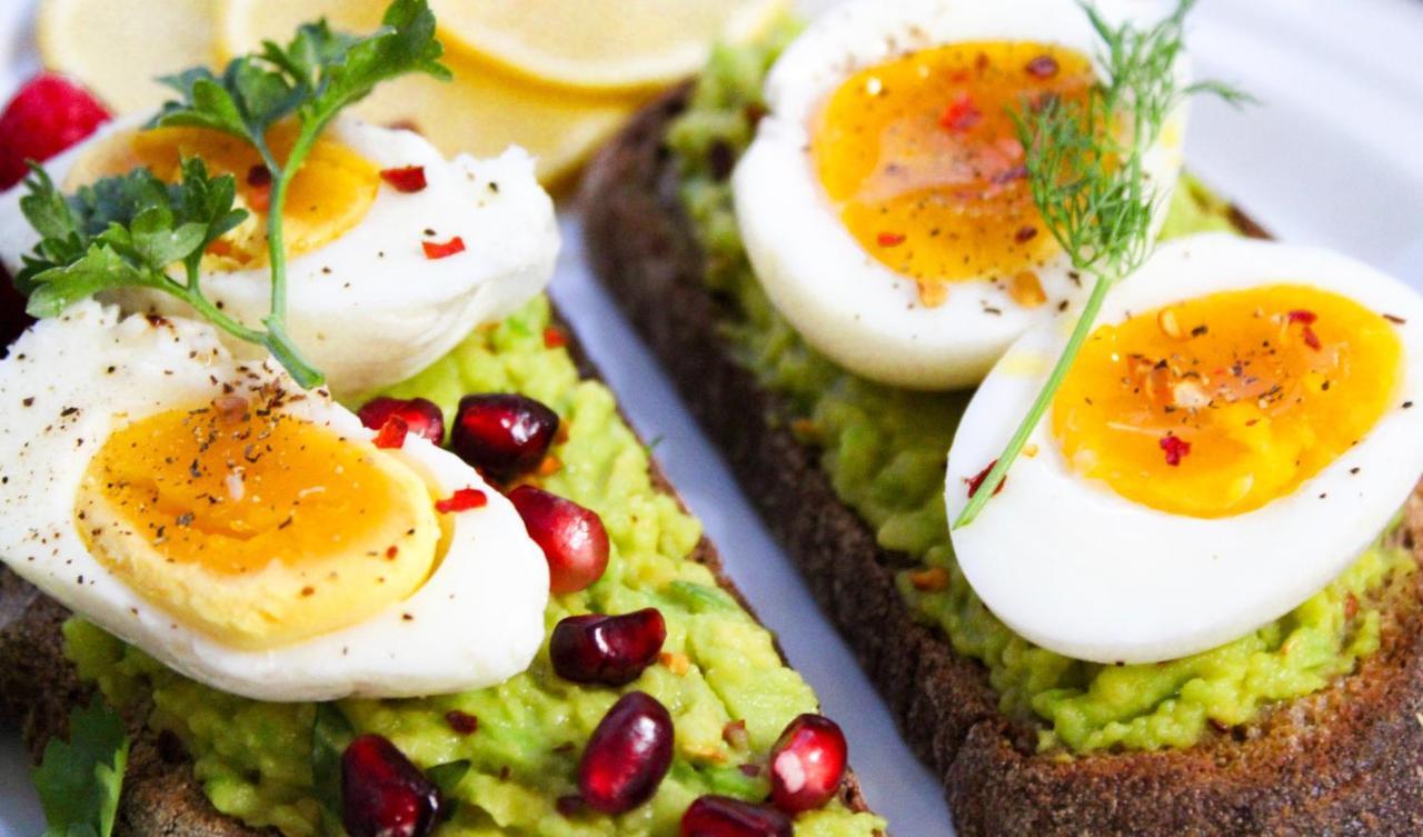 Hotel Crowne Plaza New Delhi Okhla By Ihg Exterior foto Avocado on toast with a soft-boiled egg
