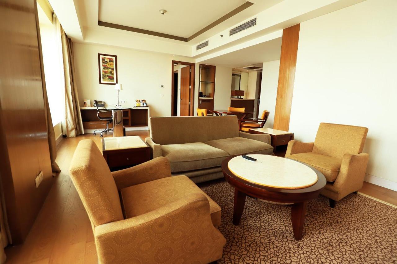 Hotel Crowne Plaza New Delhi Okhla By Ihg Exterior foto A suite at the hotel