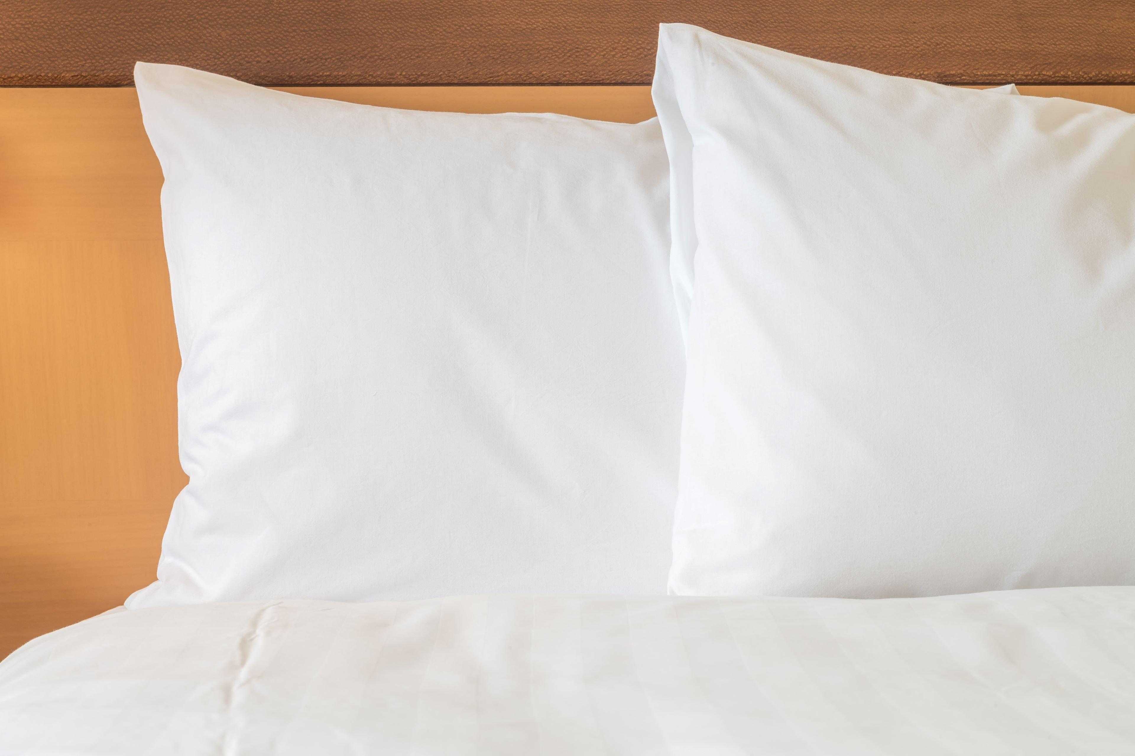 Hotel Crowne Plaza New Delhi Okhla By Ihg Exterior foto Two pillows on a bed