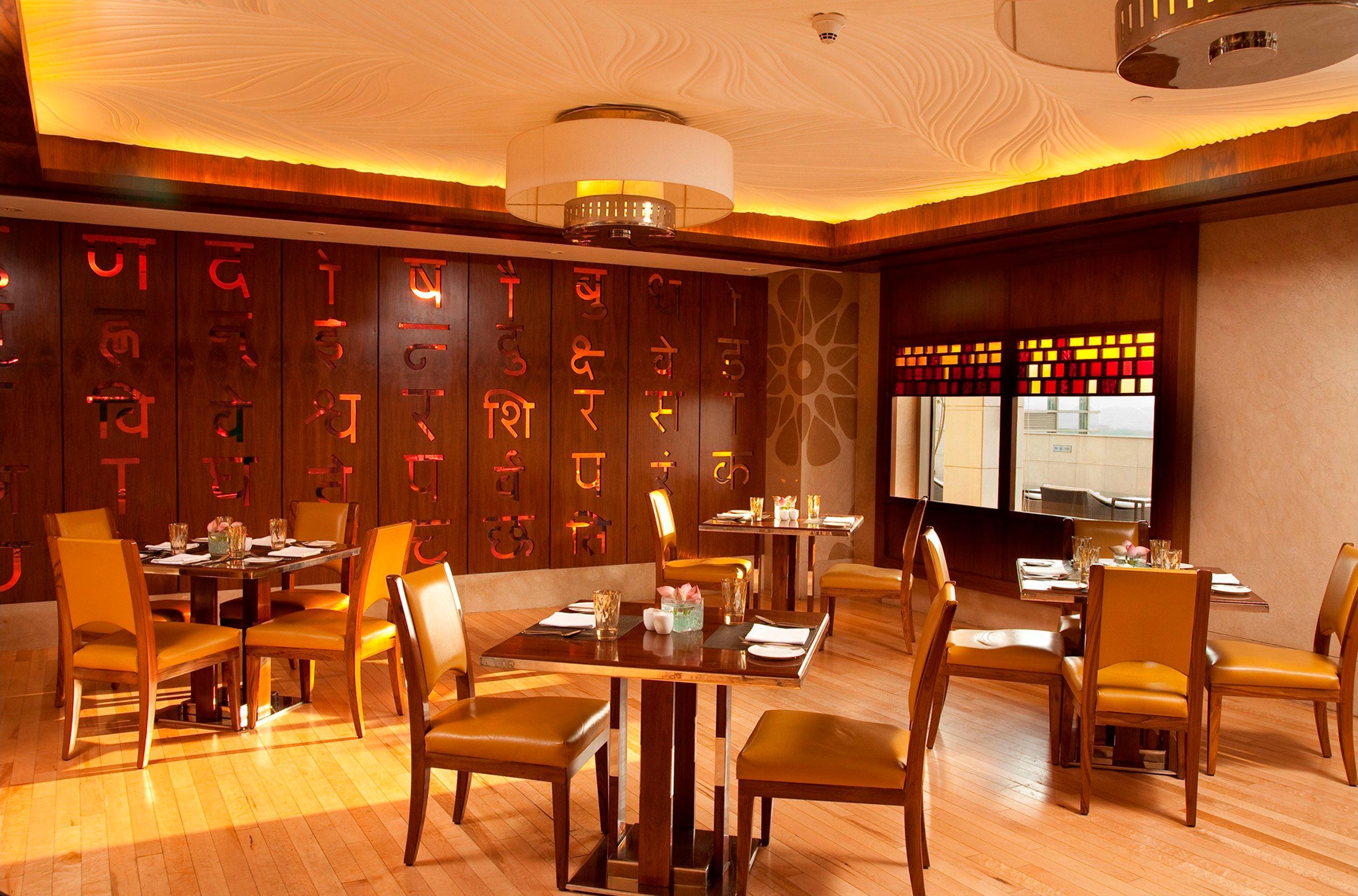 Hotel Crowne Plaza New Delhi Okhla By Ihg Restaurante foto The interior of the restaurant