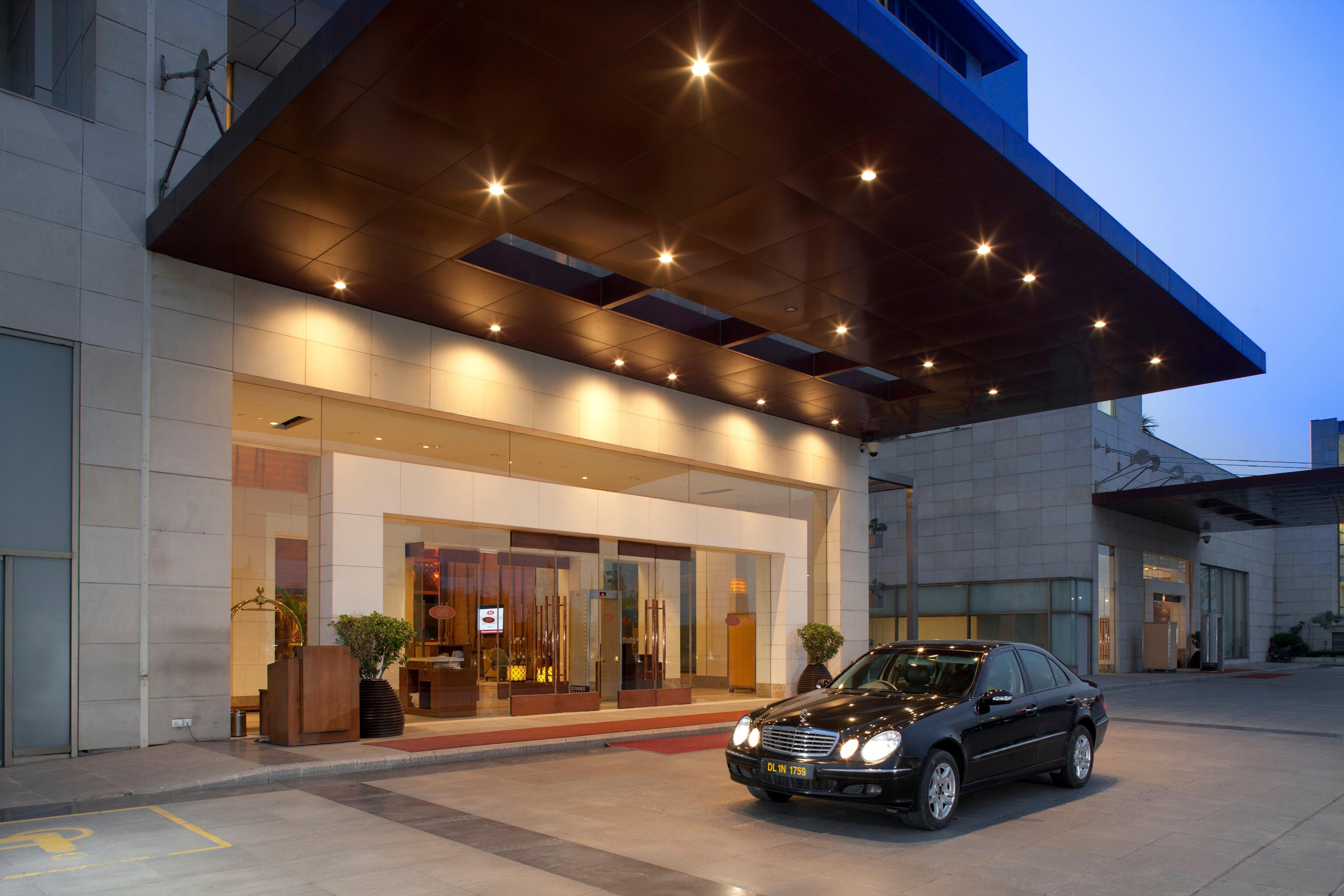 Hotel Crowne Plaza New Delhi Okhla By Ihg Exterior foto The entrance of the hotel