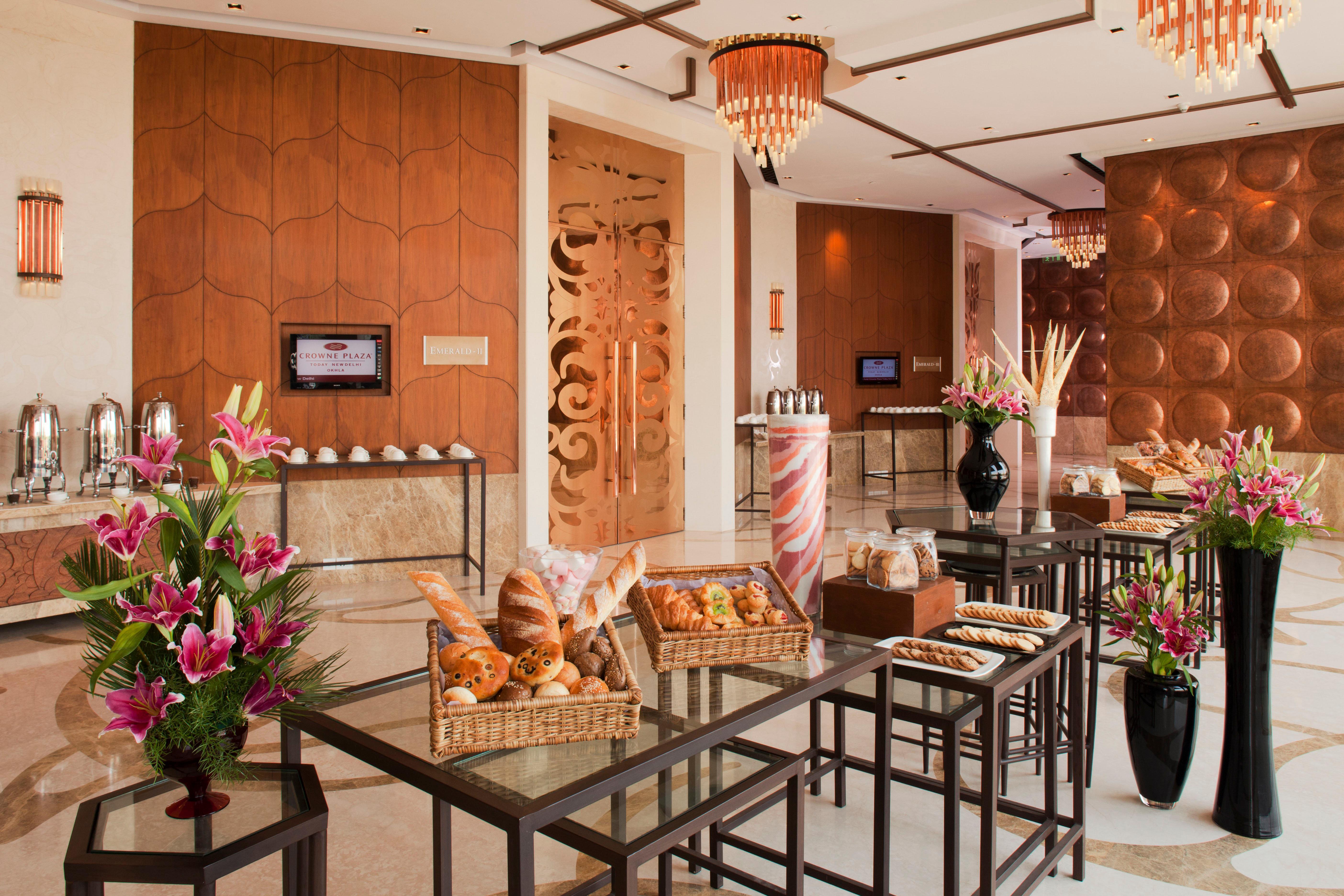 Hotel Crowne Plaza New Delhi Okhla By Ihg Interior foto The Club Lounge at the Taj Mahal Palace, Mumbai