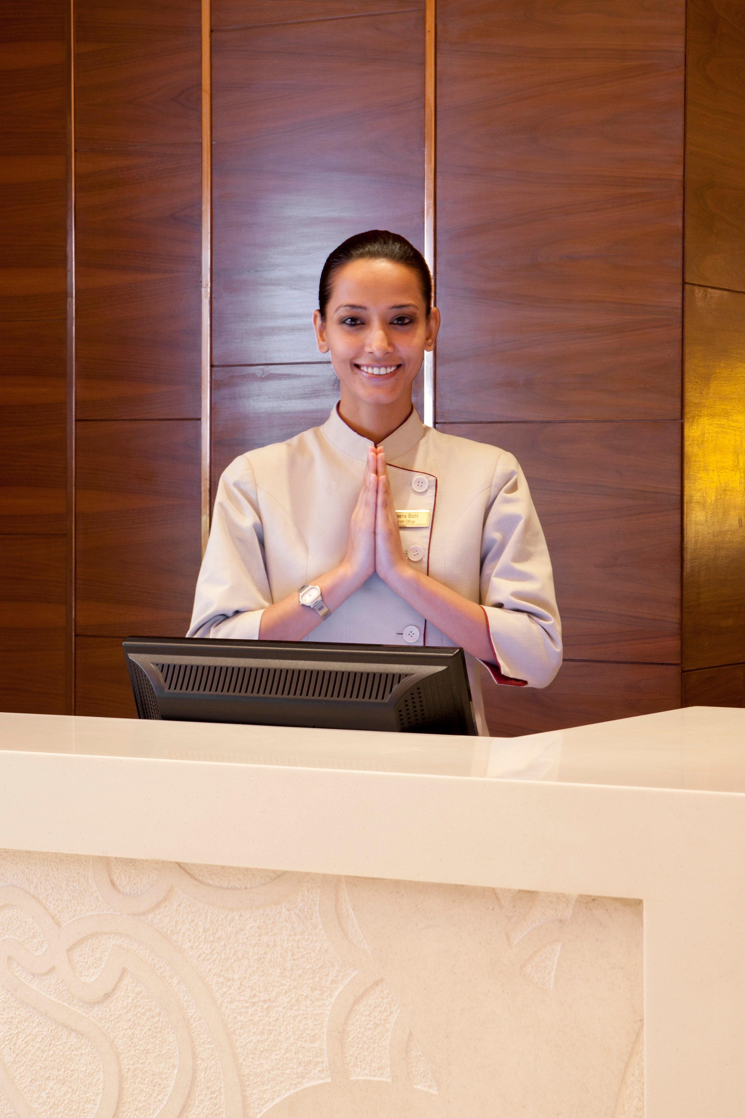 Hotel Crowne Plaza New Delhi Okhla By Ihg Exterior foto A hotel receptionist in Thailand