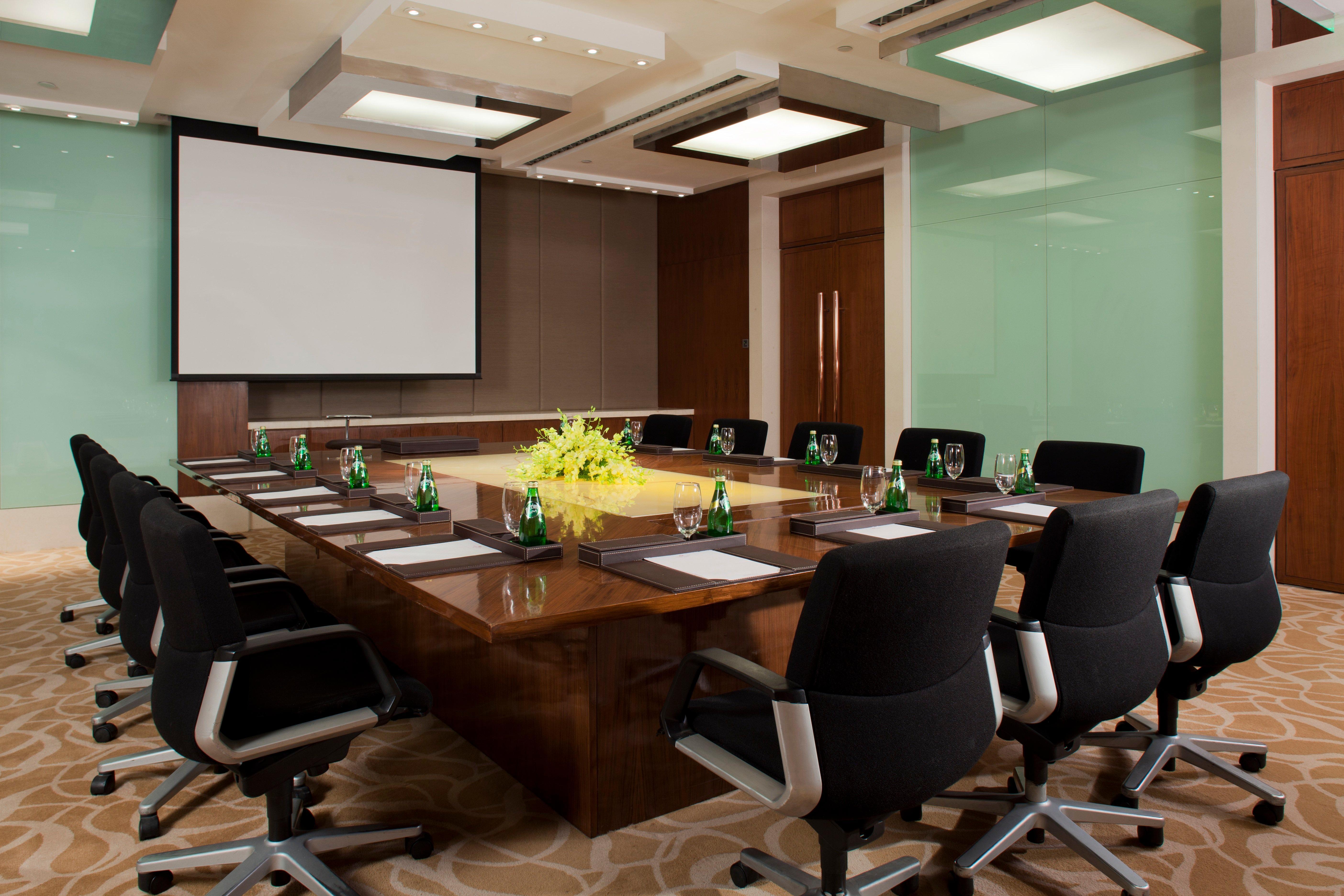 Hotel Crowne Plaza New Delhi Okhla By Ihg Facilidades foto A meeting room