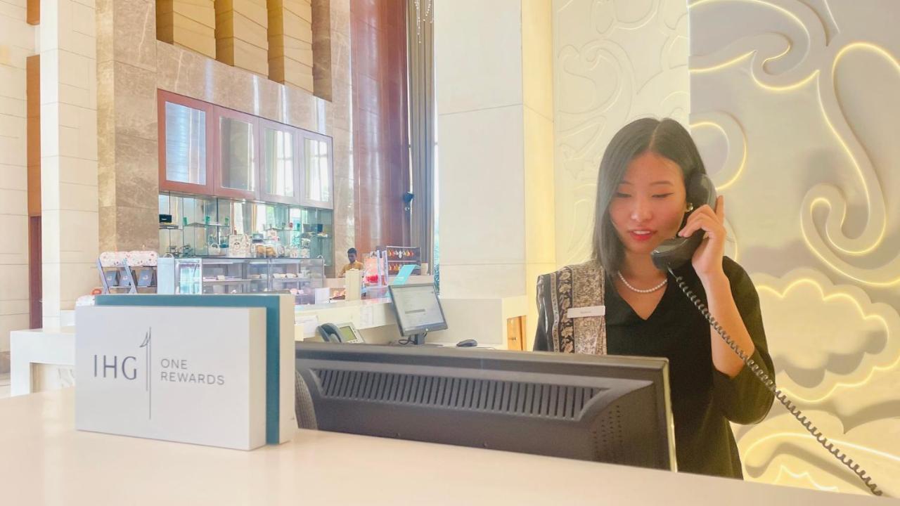 Hotel Crowne Plaza New Delhi Okhla By Ihg Exterior foto A receptionist at work