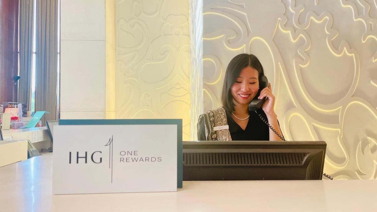 Hotel Crowne Plaza New Delhi Okhla By Ihg Exterior foto A hotel receptionist at work