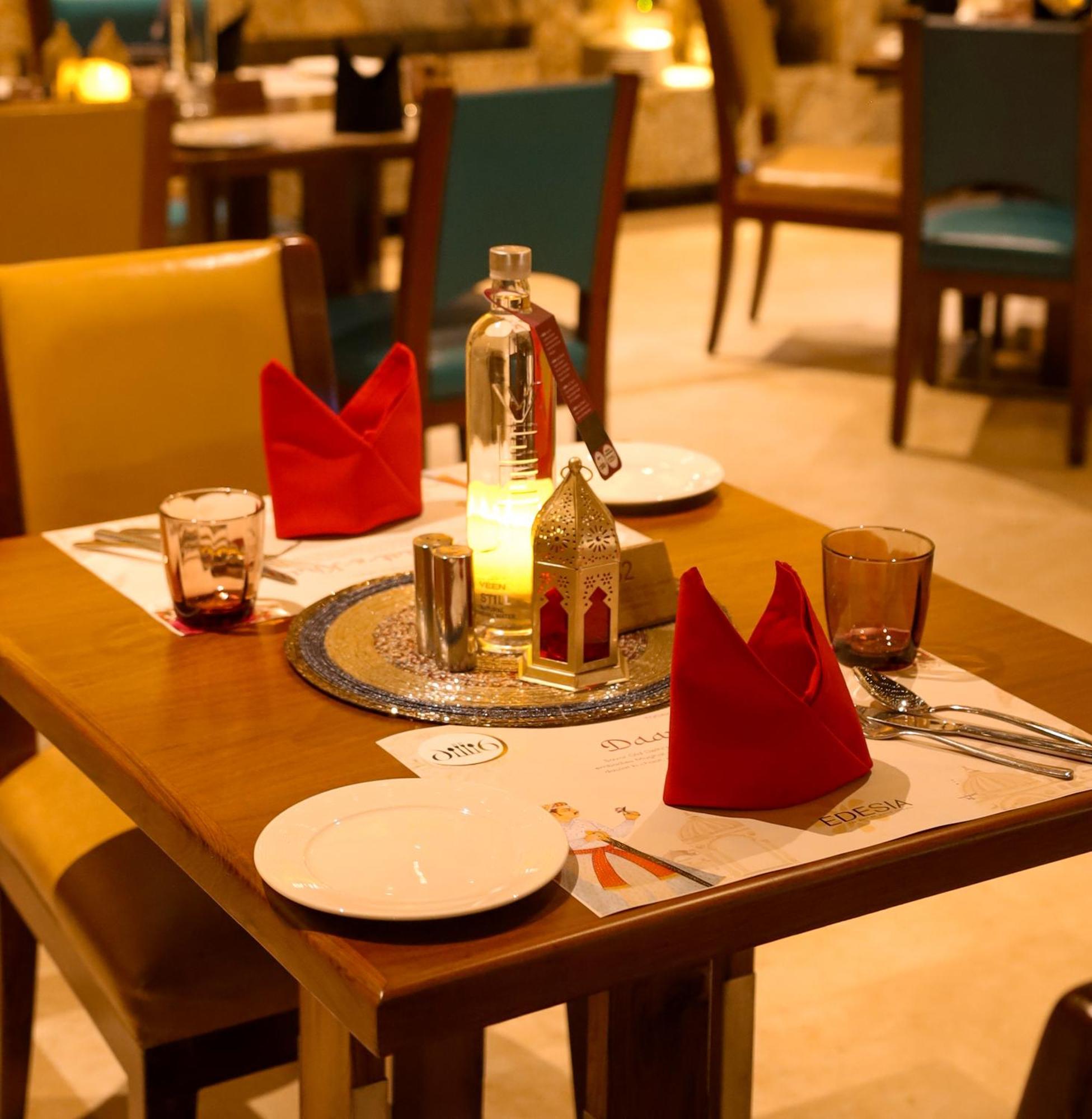 Hotel Crowne Plaza New Delhi Okhla By Ihg Exterior foto A table set for dinner