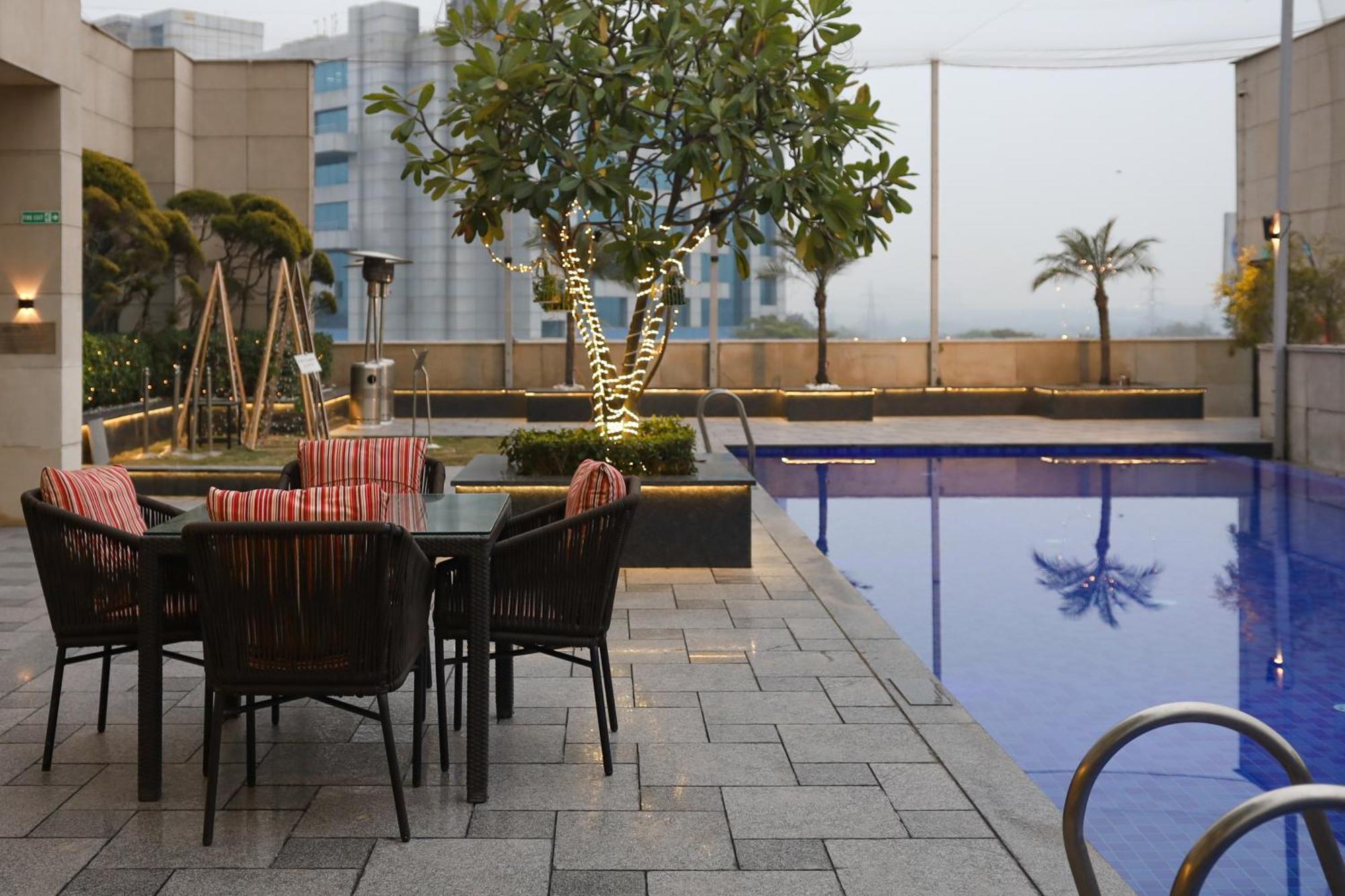 Hotel Crowne Plaza New Delhi Okhla By Ihg Exterior foto The pool at the Park