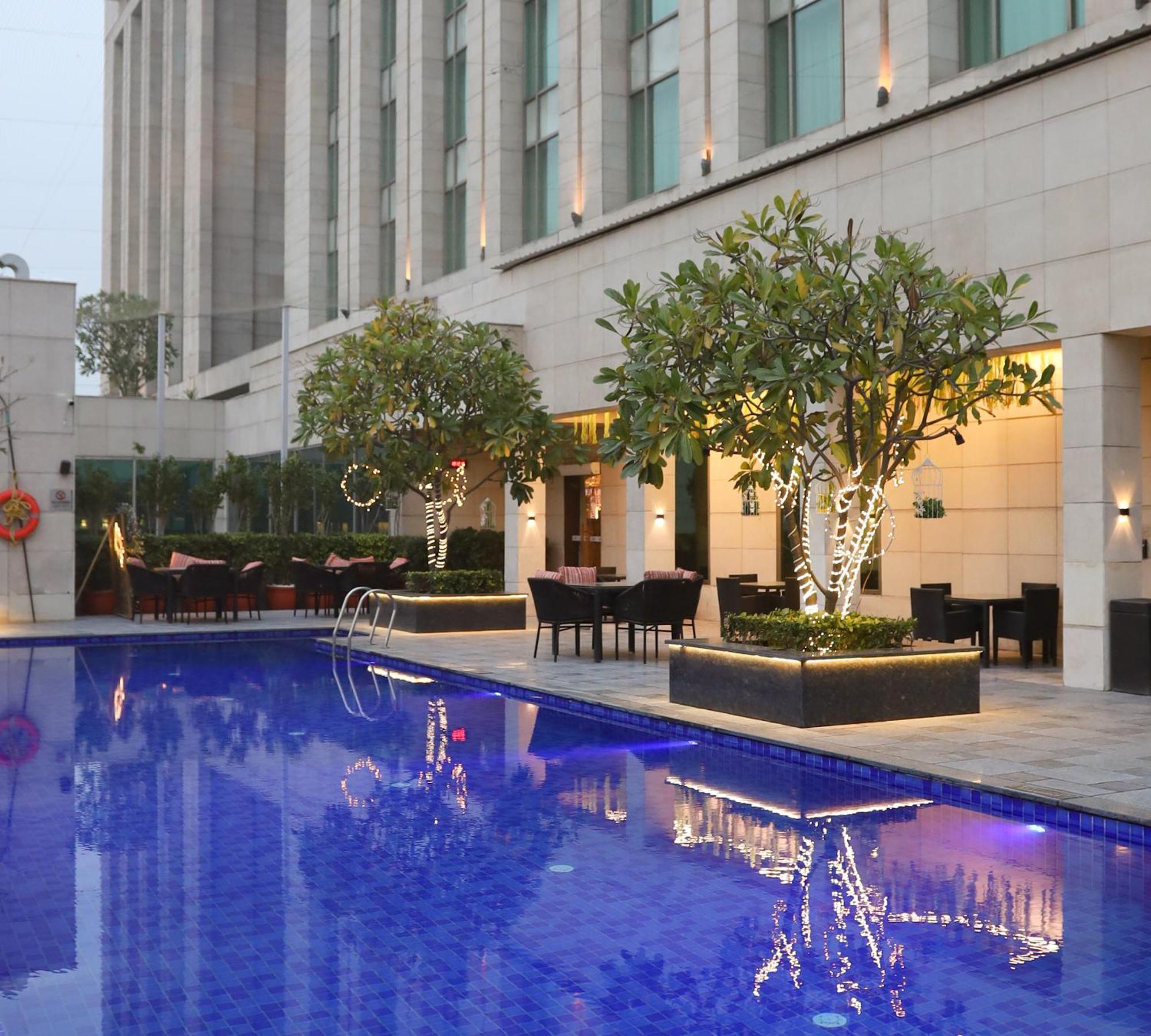 Hotel Crowne Plaza New Delhi Okhla By Ihg Exterior foto The pool at the hotel