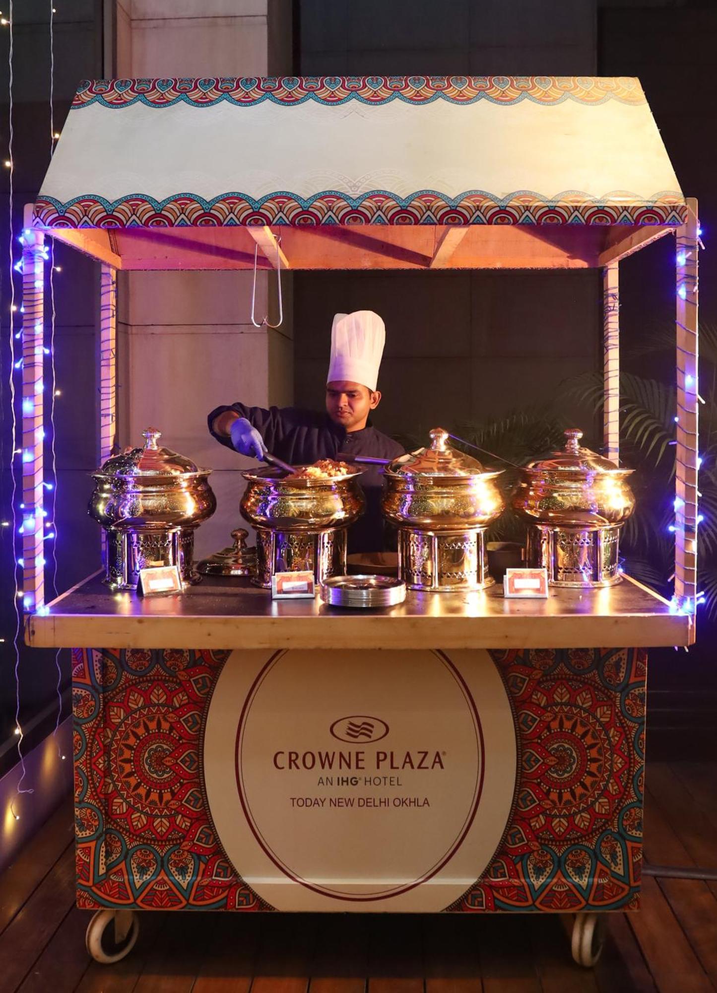 Hotel Crowne Plaza New Delhi Okhla By Ihg Exterior foto A chafing dish