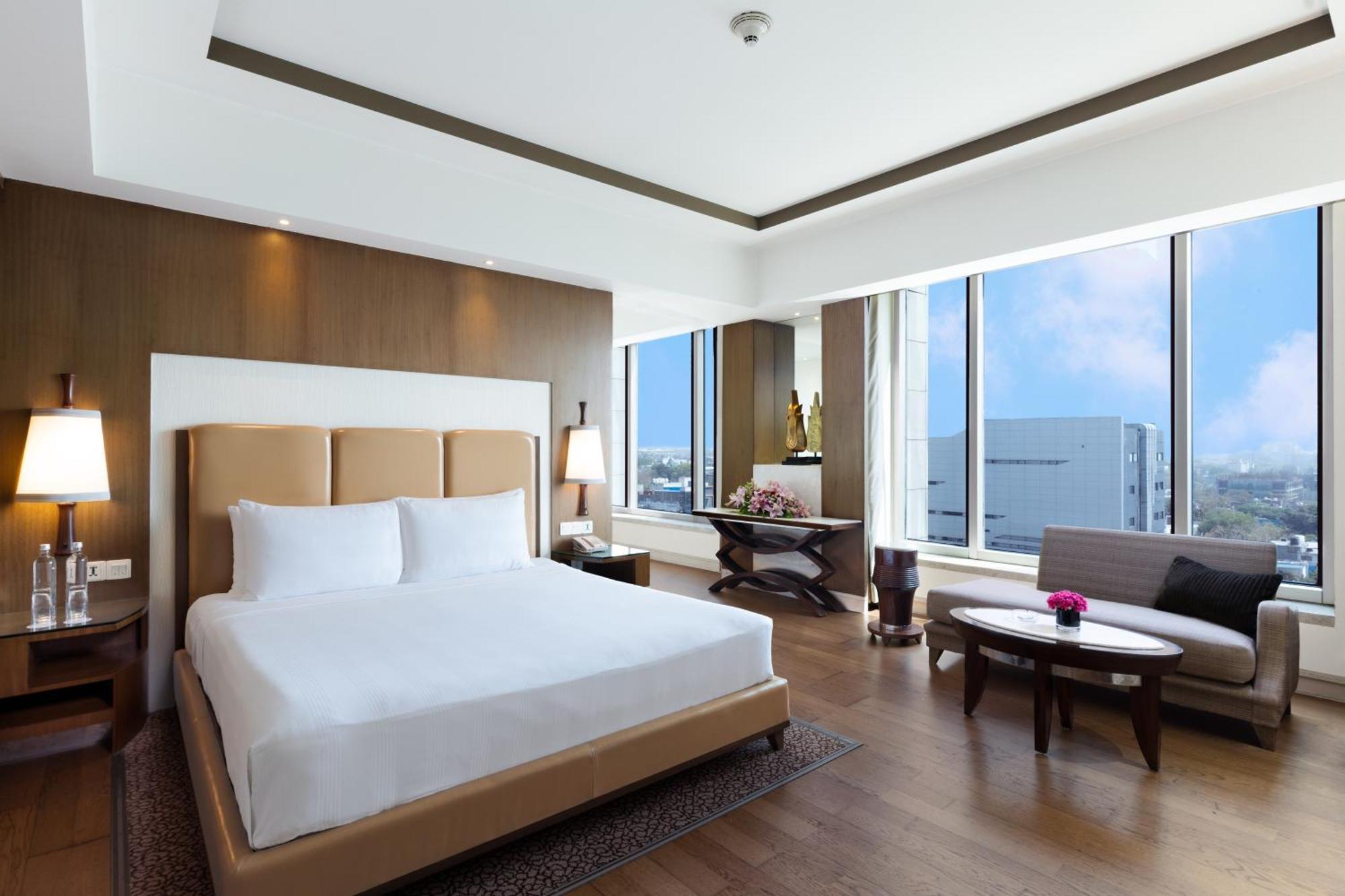 Hotel Crowne Plaza New Delhi Okhla By Ihg Exterior foto Suite at the Westin Hyderabad