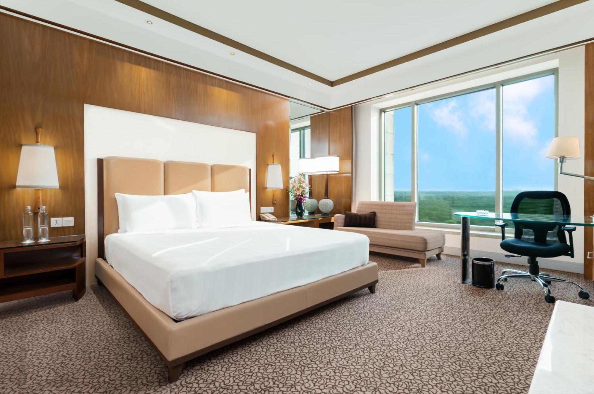 Hotel Crowne Plaza New Delhi Okhla By Ihg Exterior foto Suite