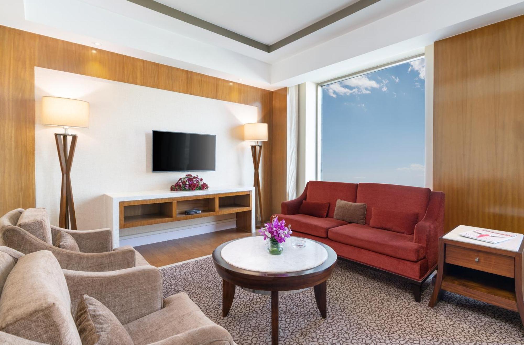 Hotel Crowne Plaza New Delhi Okhla By Ihg Exterior foto Living room of a suite