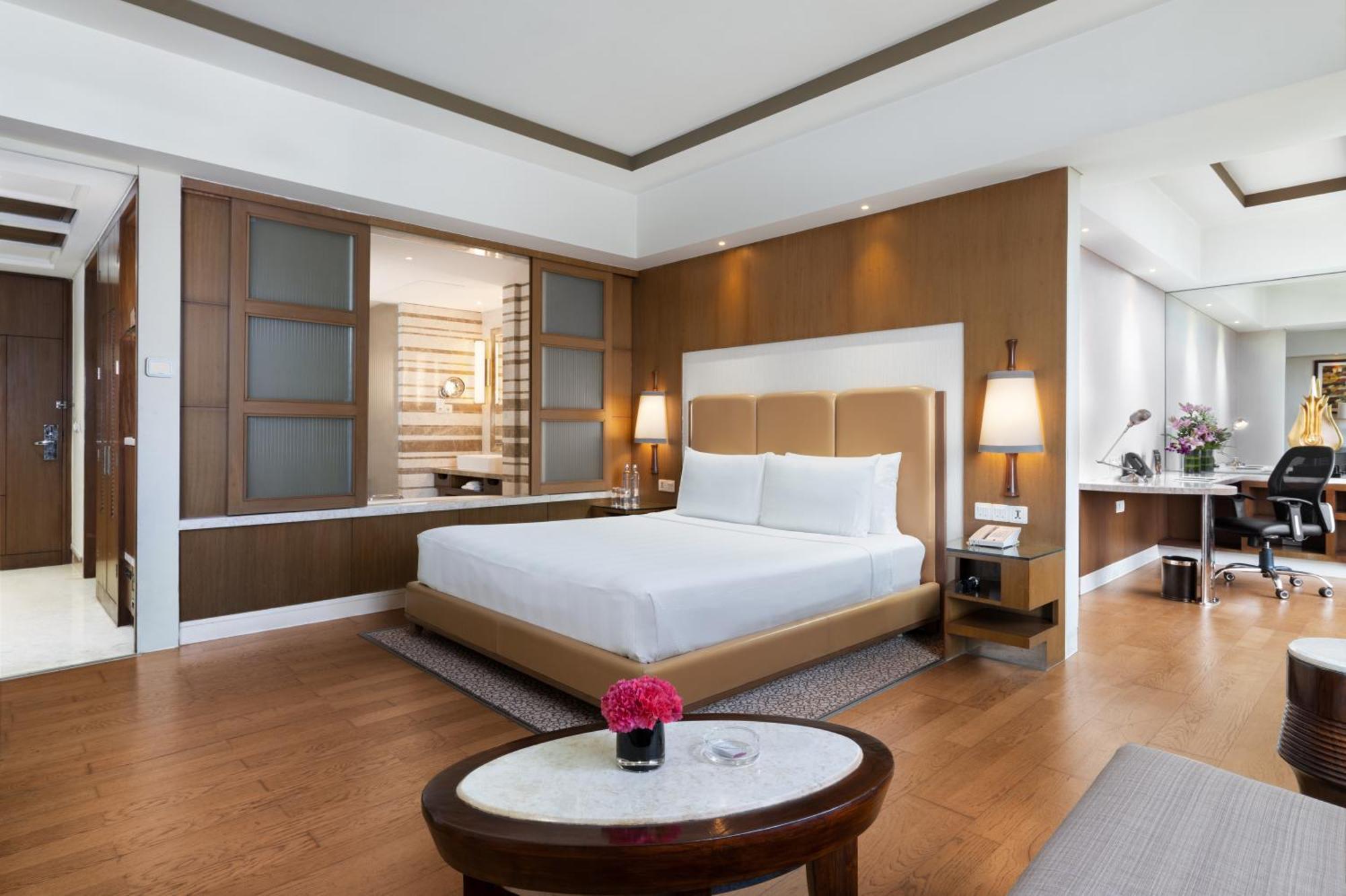 Hotel Crowne Plaza New Delhi Okhla By Ihg Exterior foto A bedroom at the hotel